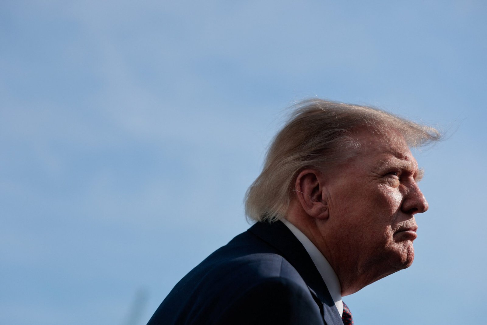 Trump evita responder sobre apoio a Flávio Bolsonaro e volta a dizer que acompanha de perto a eleição no Brasil