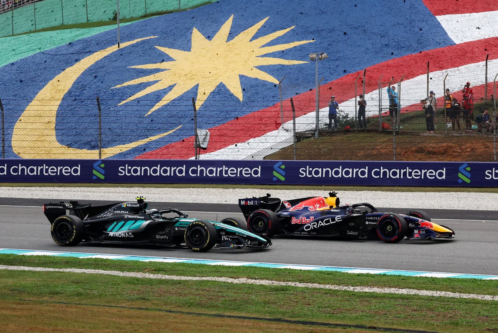 GP do Bahrein: Verstappen desencanta e vence após caos na largada; Bortoleto é 18º