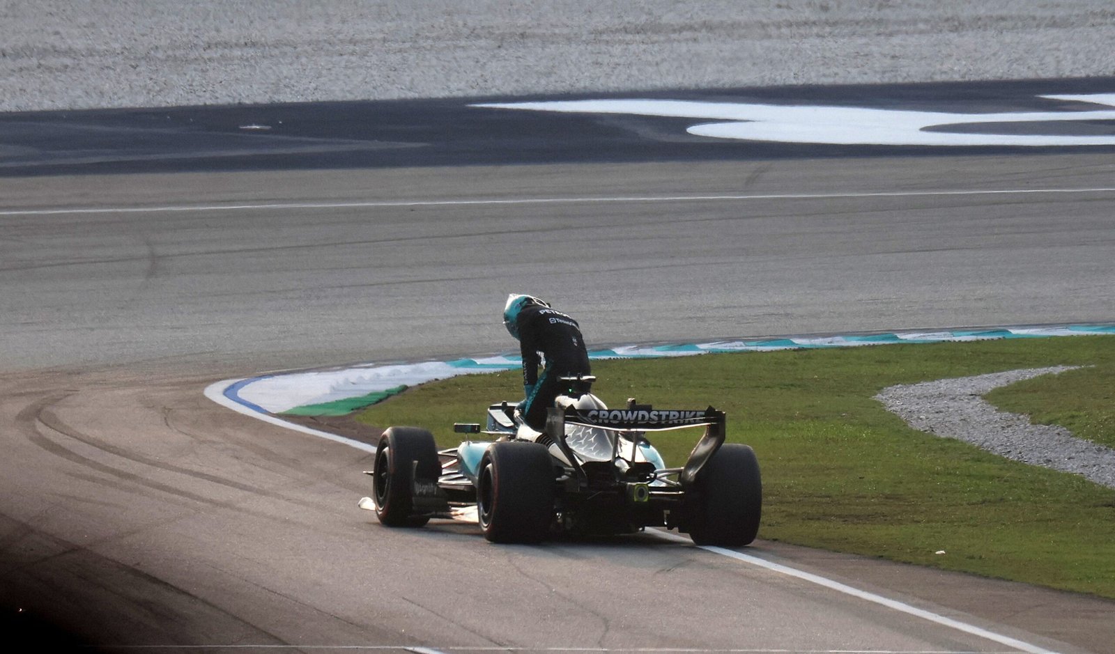 Mercedes confirma troca de motor e punição a Russell após quebra na Malásia