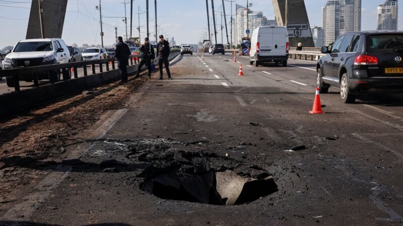 VÍDEO: drone russo atinge ponte movimentada em Kiev; 2 ficam feridos