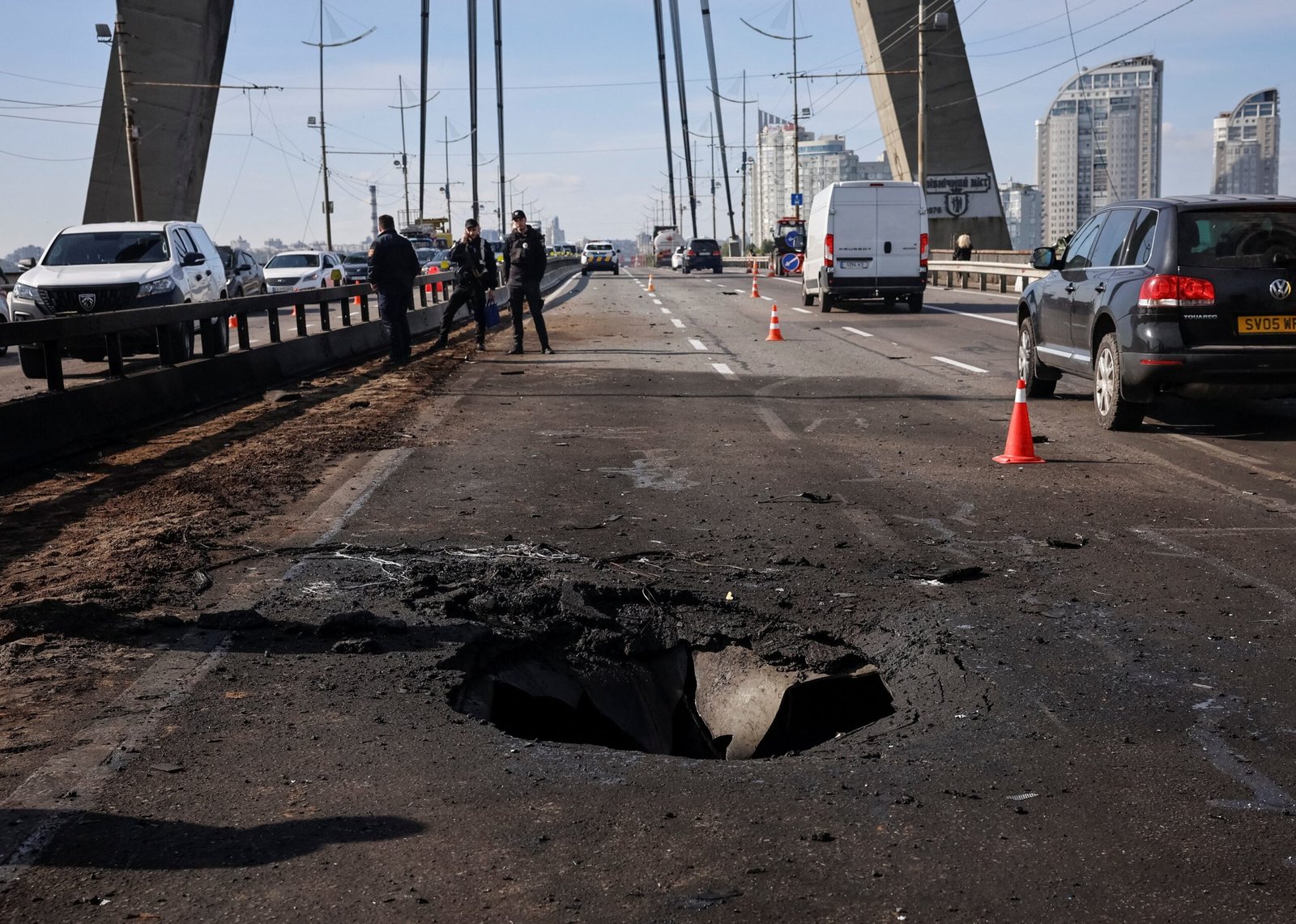 VÍDEO: drone russo atinge ponte movimentada em Kiev; 2 ficam feridos