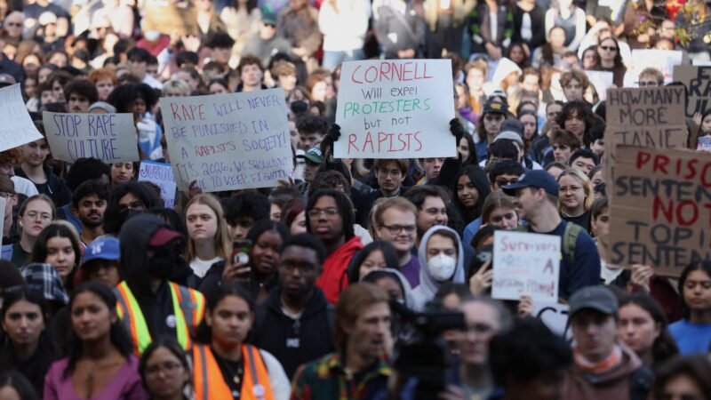 Milhares de estudantes protestam na Universidade de Cornell em apoio à ex-aluna que acusou sete de estupro coletivo