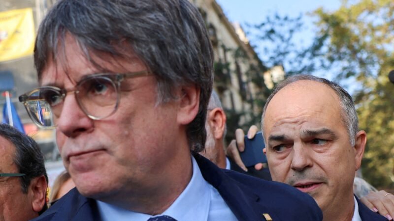 Justiça revoga mandado de prisão de líder separatista catalão, que pode voltar à Espanha nove anos após ter deixado país