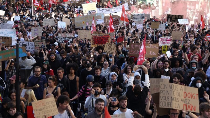 Alunos e professores protestam na França no maior dia da onda de mobilização