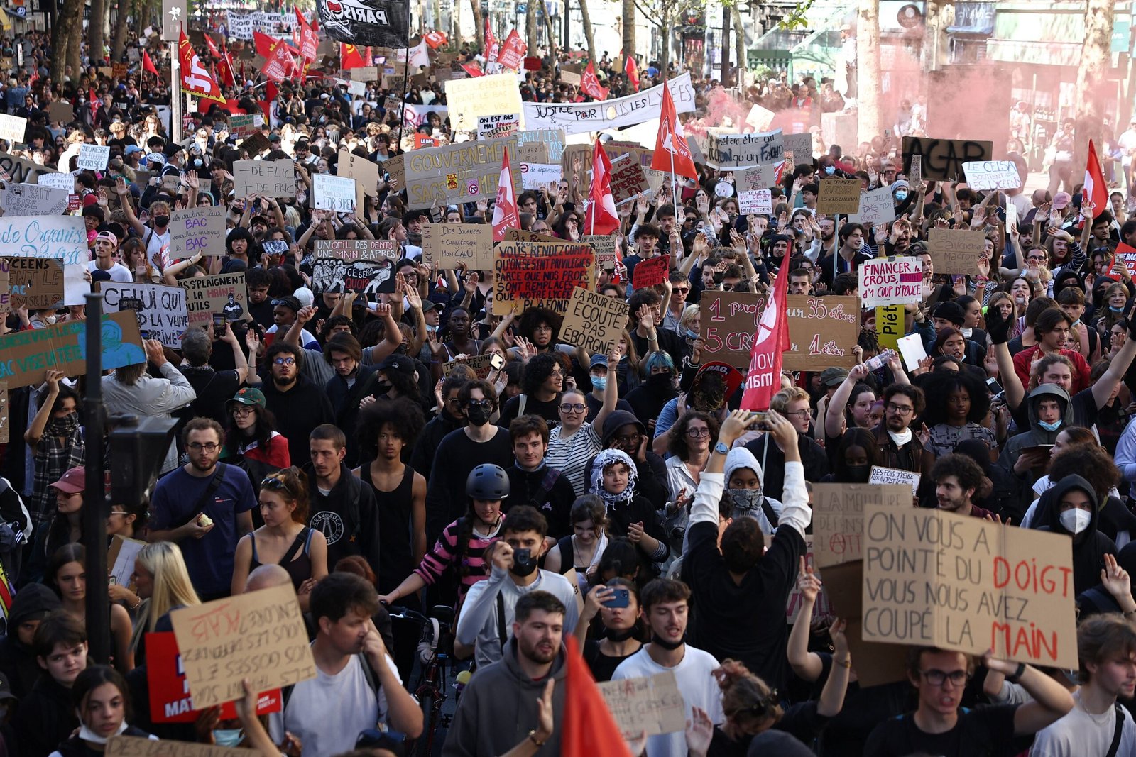 Alunos e professores protestam na França no maior dia da onda de mobilização