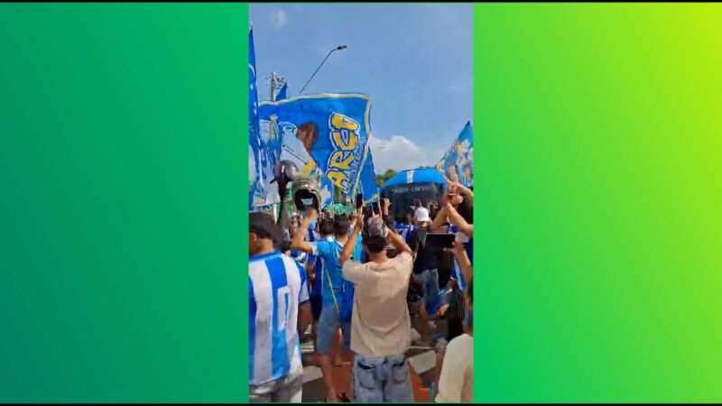 Torcida do Paysandu toma o aeroporto de Belém antes de jogo que vale o acesso