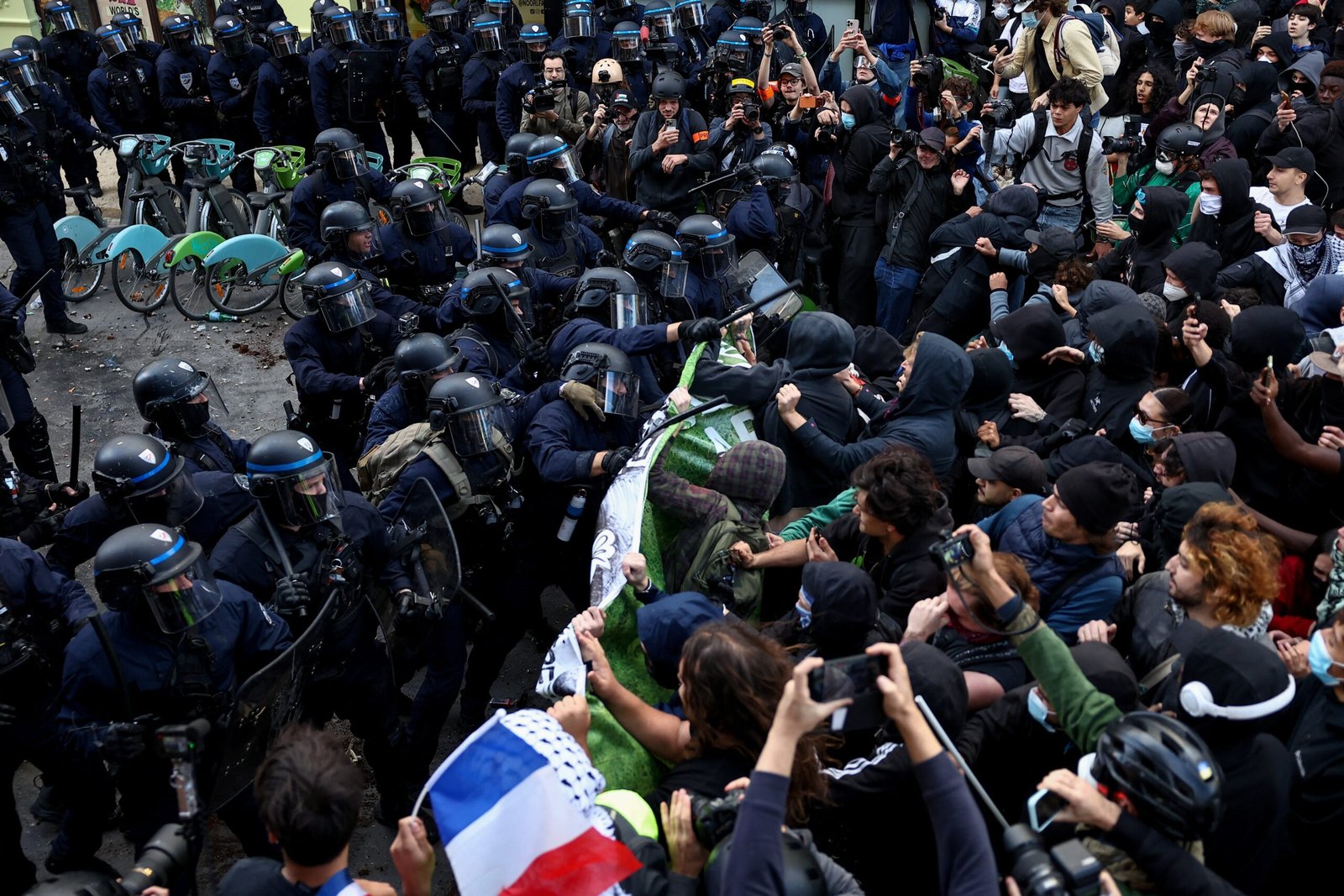 Uma geração em protesto: ‘gen Z’ usa redes sociais para tomar as ruas ao redor do mundo