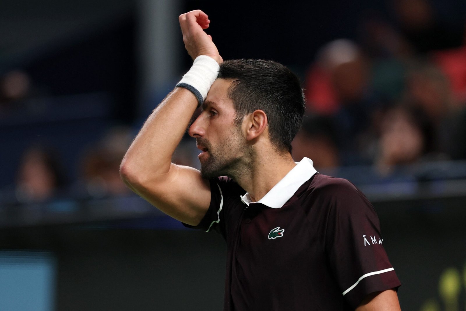 Djokovic cai na estreia do Masters 1.000 de Xangai e vai sair do top-10; Zverev vence convidado chinês