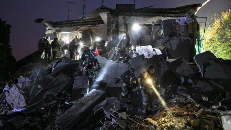 Ataque russo deixa 12 mortos na Ucrânia; Zelensky ironiza acordo EUA-Rússia para compra de diesel