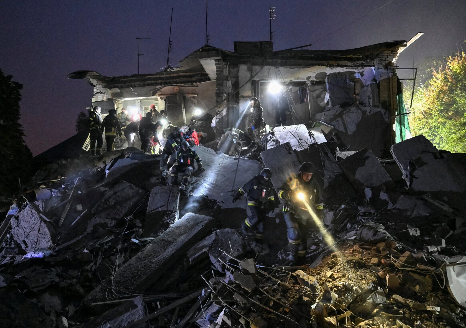 Ataque russo deixa 12 mortos na Ucrânia; Zelensky ironiza acordo EUA-Rússia para compra de diesel