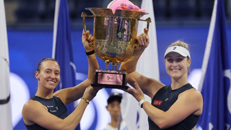 Luisa Stefani e Gabriela Dabrowski vencem dupla da líder do ranking e são campeãs em Pequim