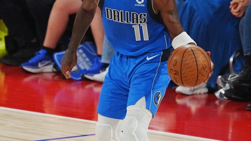 Kyrie Irving volta a um jogo depois de 19 meses e lidera Mavs em vitória na pré-temporada da NBA
