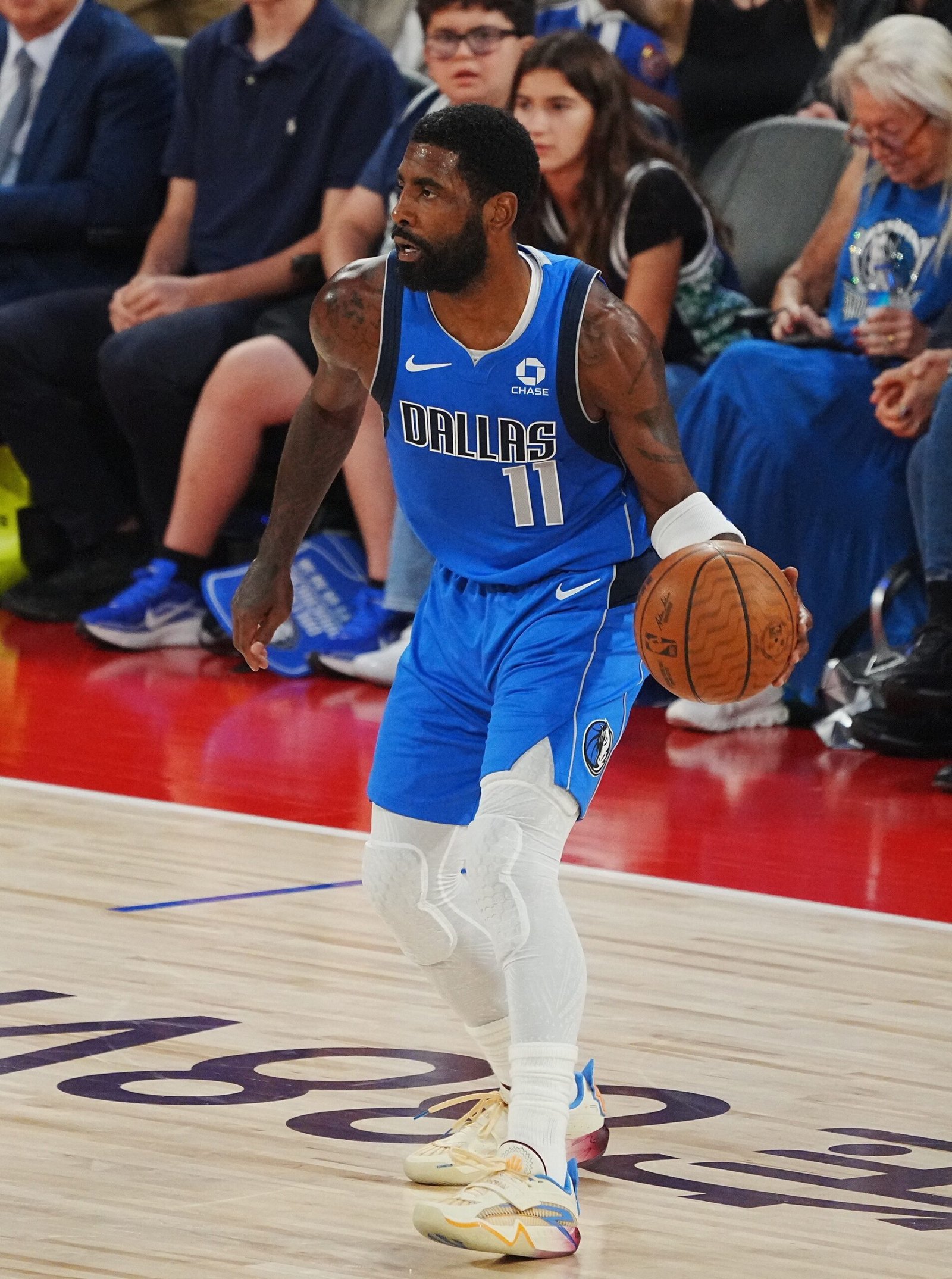 Kyrie Irving volta a um jogo depois de 19 meses e lidera Mavs em vitória na pré-temporada da NBA