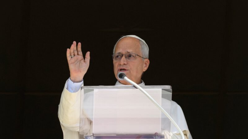 Quem comanda a Igreja Católica durante a recuperação do papa Leão 14 após a cirurgia contra câncer?