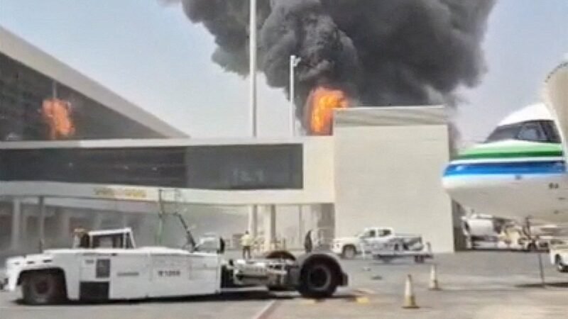 Céu sobre a capital saudita Riad fica praticamente vazio após ataques dos houthis a aeroporto