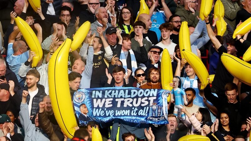 Torcida do Liverpool provoca o City em clássico por conta de condenação; veja fotos