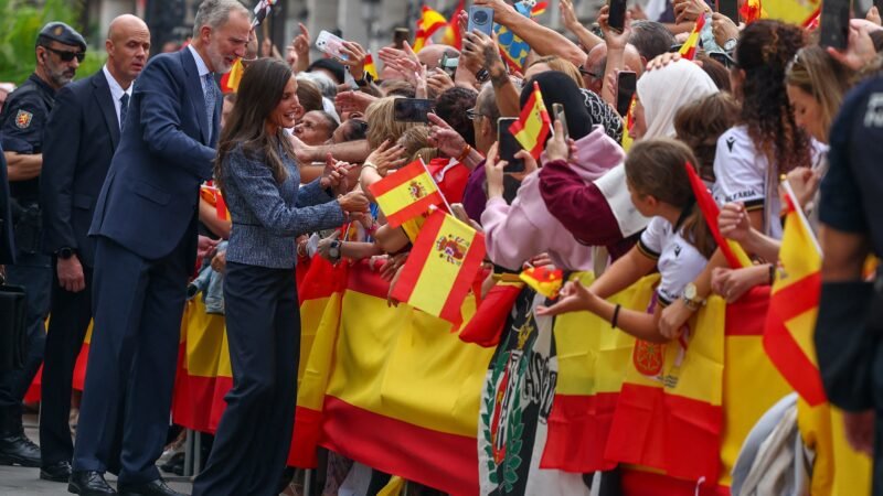 Reis da Espanha são recebidos com festa por multidão em Ceuta