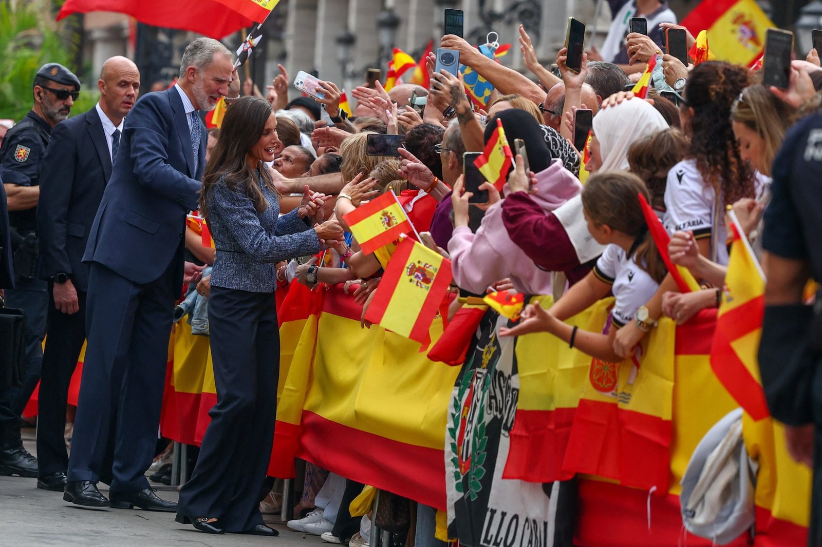 Reis da Espanha são recebidos com festa por multidão em Ceuta