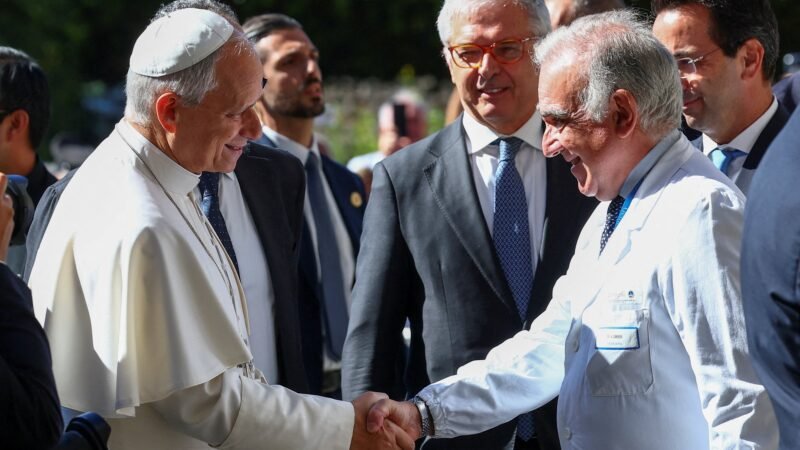 Chanceler do Vaticano diz estar ‘preocupado’ com cirurgia de Leão XIV, mas que papa está ‘sereno’