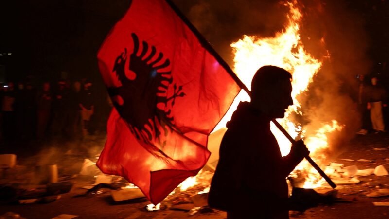 Ministério da Educação da Albânia é incendiado durante protesto estudantil