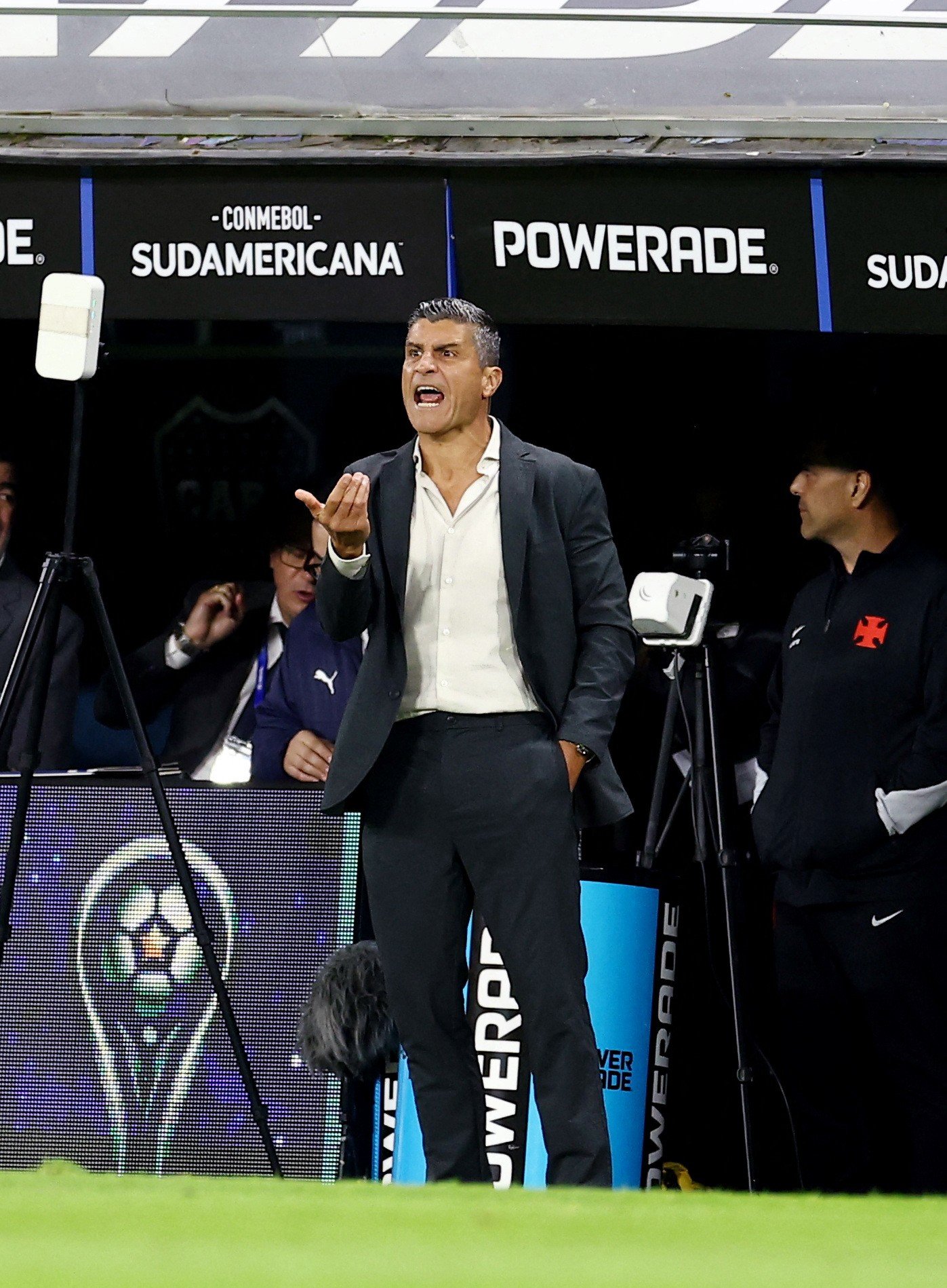 Jogadores e Pedro Emanuel fazem coro por Vasco x Boca Juniors no Maracanã: “Merece um grande estádio”