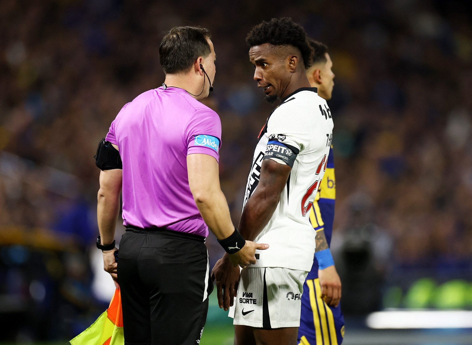 Thiago Mendes elogia postura do Vasco e projeta jogo com Boca no Maracanã: “Vão sentir o nosso torcedor”