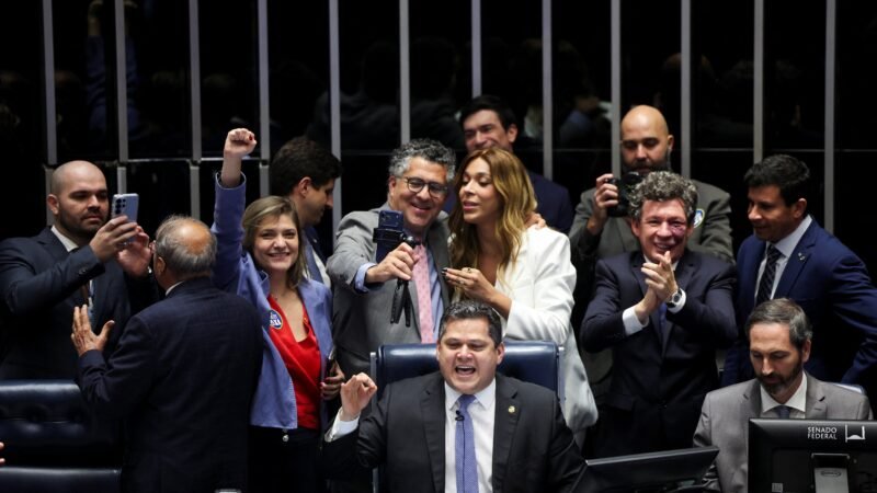 Fim da escala 6×1 é promulgado e prazos começam a contar; entenda como será a transição
