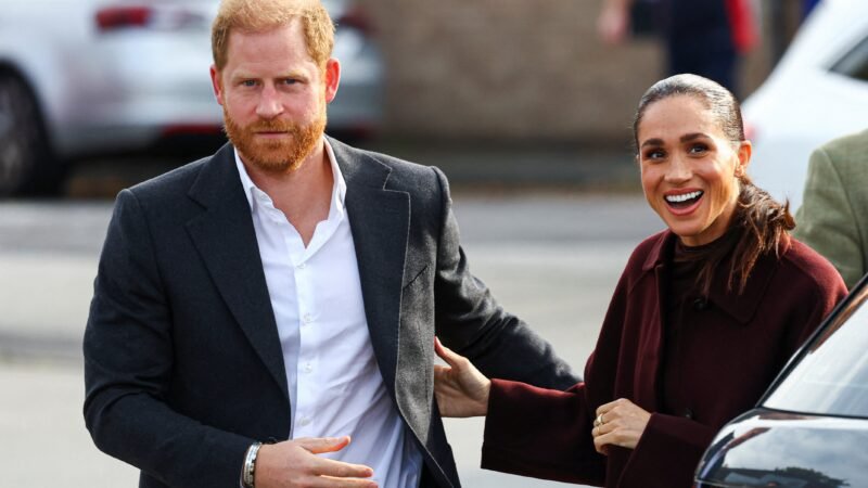 Príncipe Harry e Meghan Markle fazem primeira aparição pública após voltarem ao Reino Unido