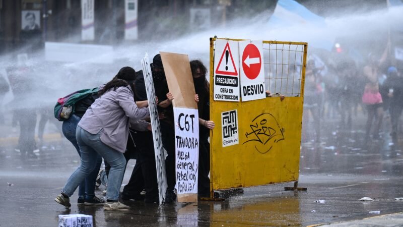 Protesto estudantil contra cortes em universidades termina em confronto com a polícia na Argentina