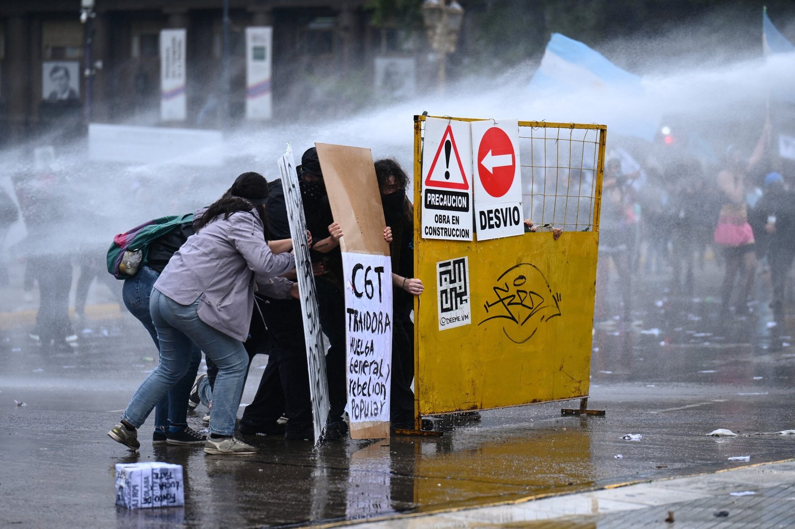 Protesto estudantil contra cortes em universidades termina em confronto com a polícia na Argentina