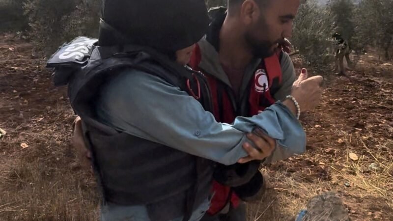 VÍDEO mostra jornalista dos EUA ferida após ataque de colonos israelenses