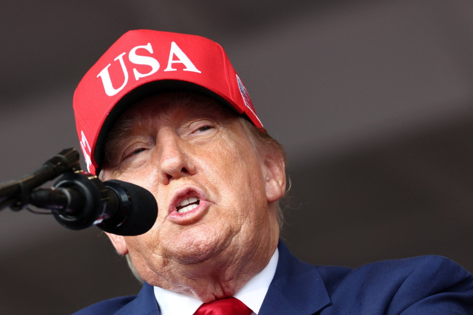 Trump diz que a França ‘está em chamas’ e ‘destruída’ pela imigração