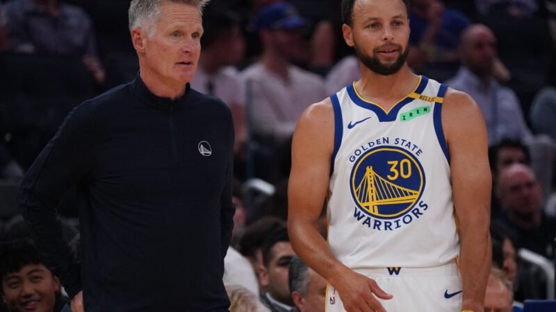 Técnico dos Warriors descarta lesão de Curry após astro machucar tornozelo: “Treinou sem restrições”