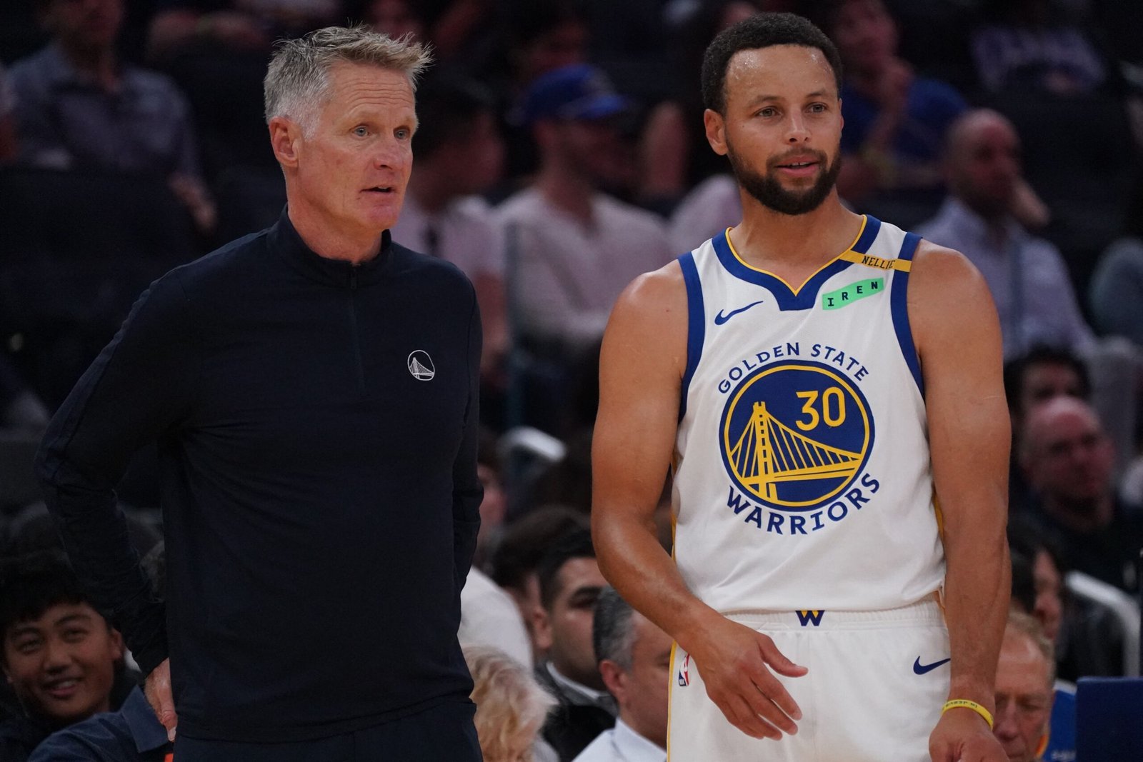 Técnico dos Warriors descarta lesão de Curry após astro machucar tornozelo: “Treinou sem restrições”