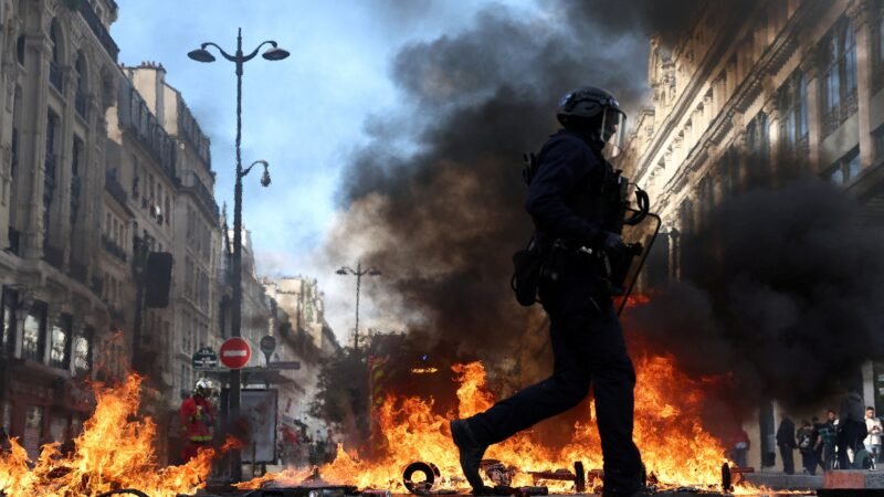 Polícia usa gás lacrimogêneo e entra em confronto com manifestantes em protestos contra o custo de vida na França