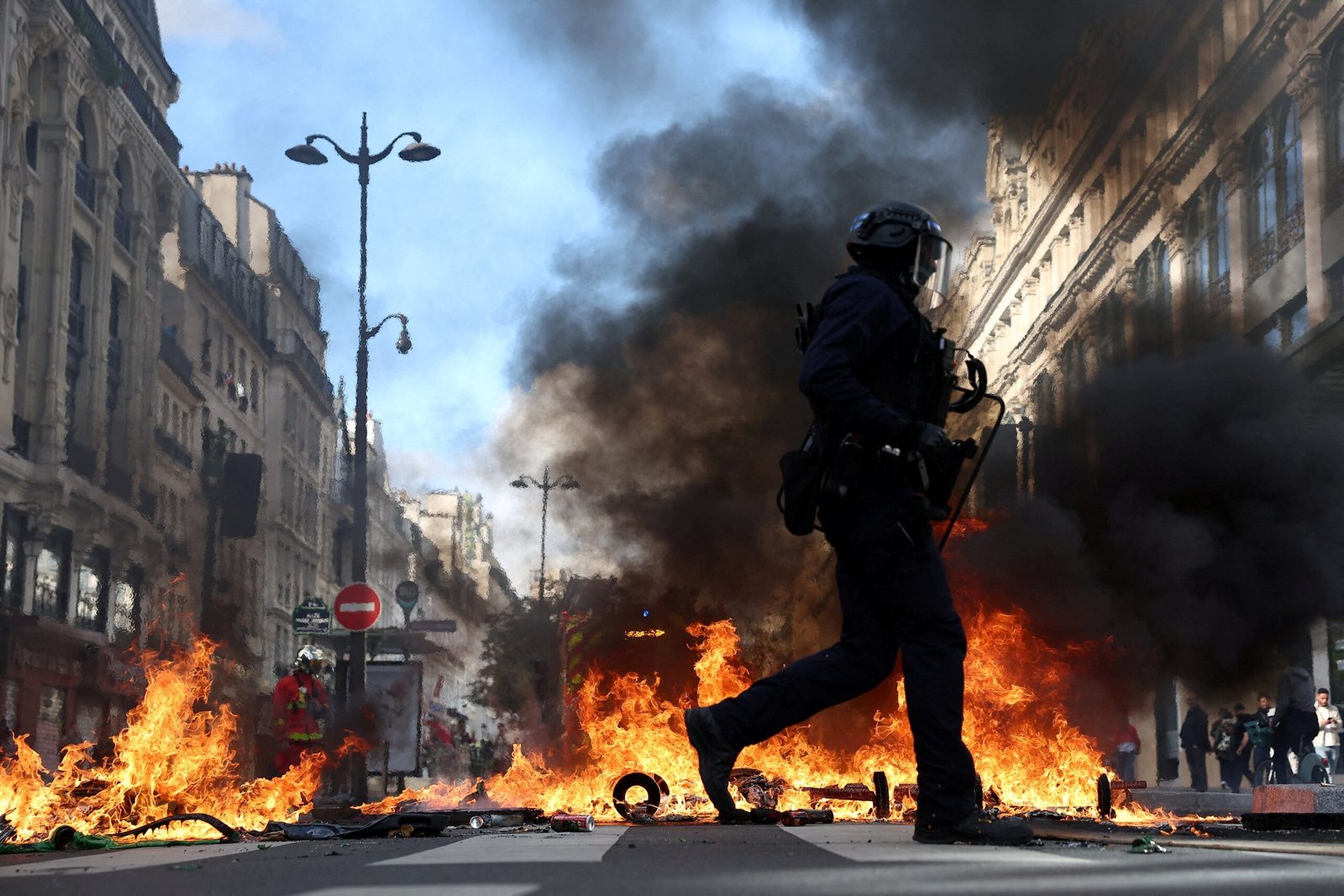 Polícia usa gás lacrimogêneo e entra em confronto com manifestantes em protestos contra o custo de vida na França