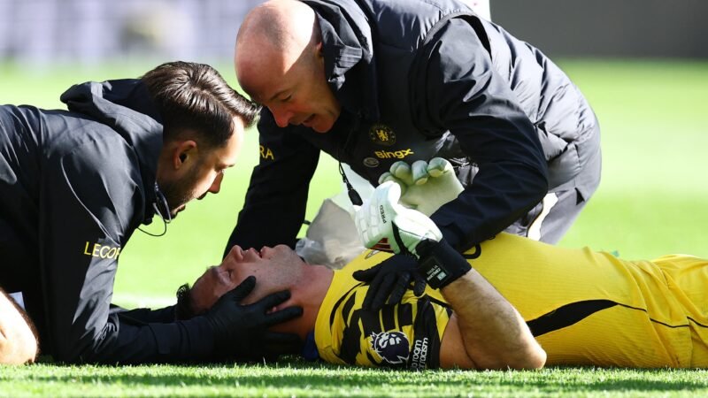 Goleiro Dibu Martínez, do Chelsea, sai de maca e vai para o hospital após choque de cabeça contra o Everton
