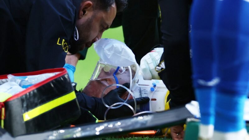 Dibu Martínez passa por cirurgia e vira desfalque no Chelsea após choque de cabeça contra o Everton