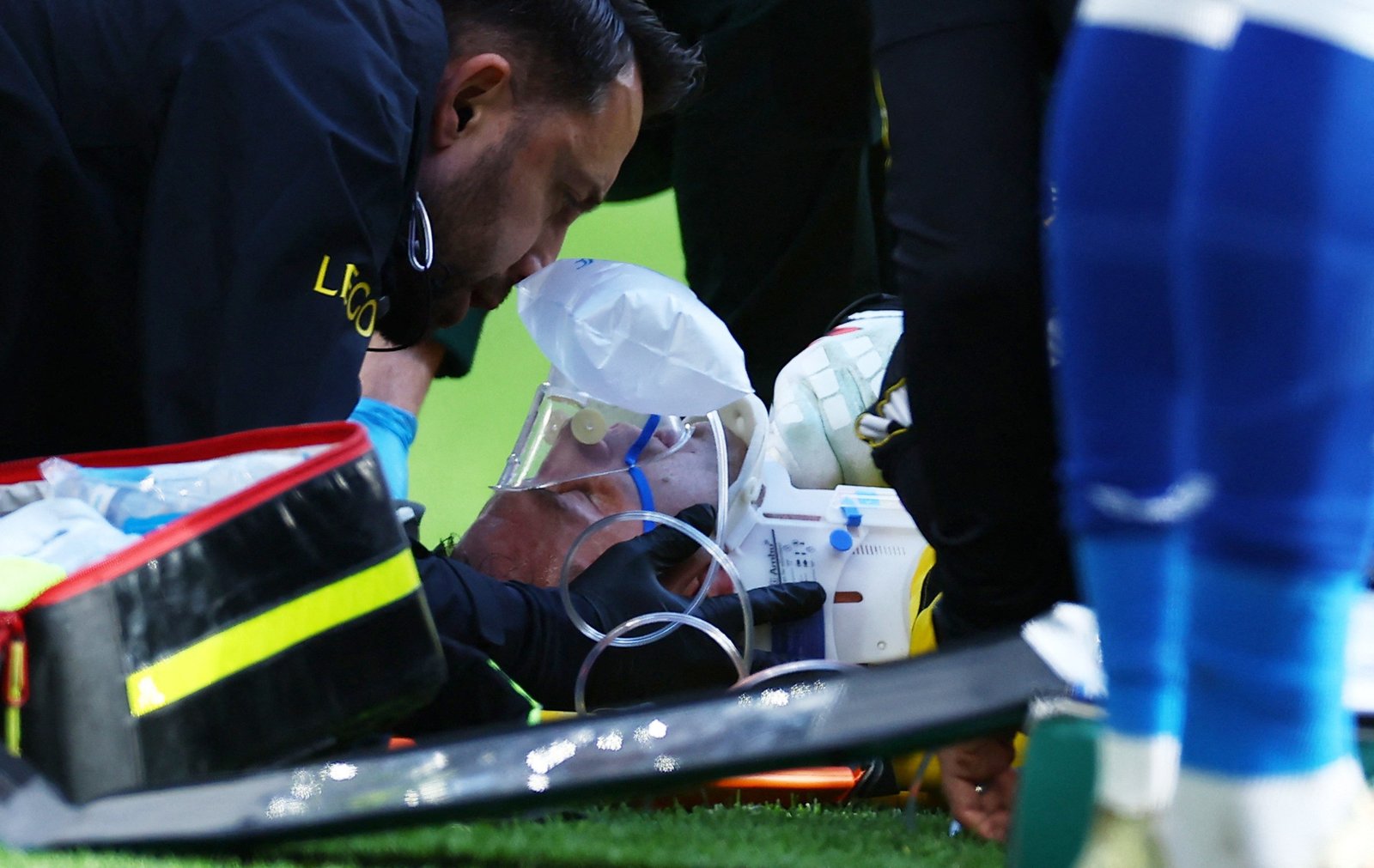 Dibu Martínez passa por cirurgia e vira desfalque no Chelsea após choque de cabeça contra o Everton