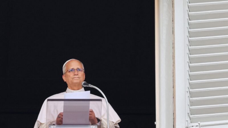 Papa Leão XIV conduz oração no Vaticano um dia após deixar hospital e diz que vai retomar suas atividades