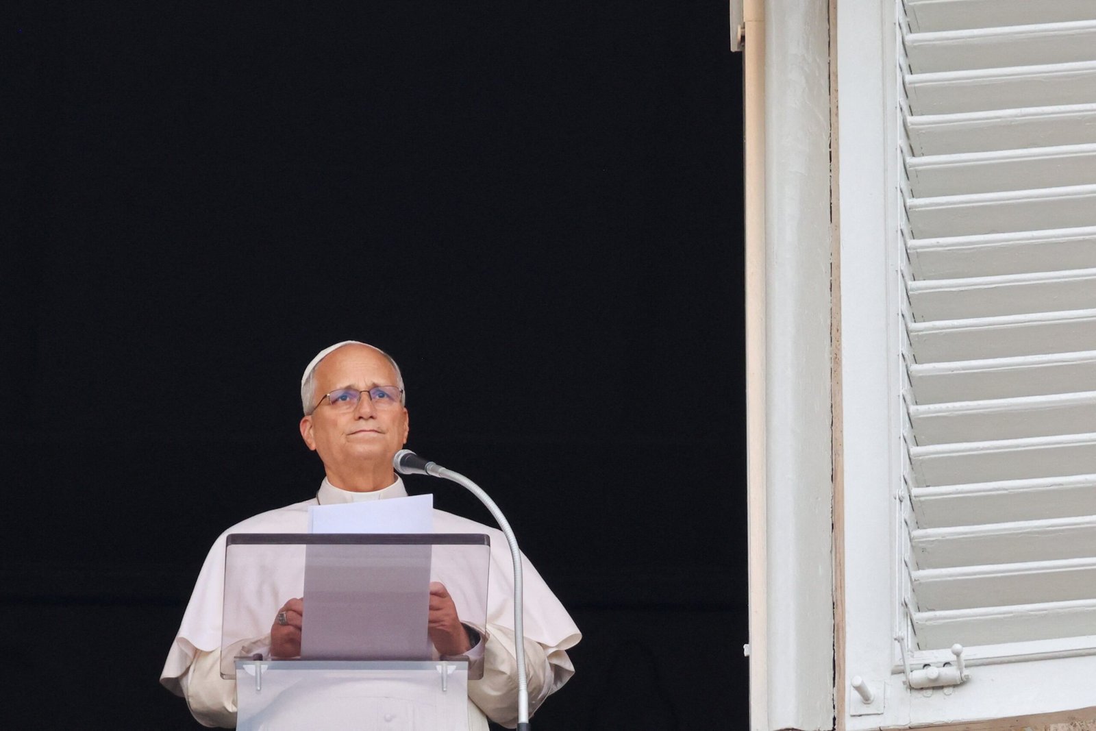 Papa Leão XIV conduz oração no Vaticano um dia após deixar hospital e diz que vai retomar suas atividades