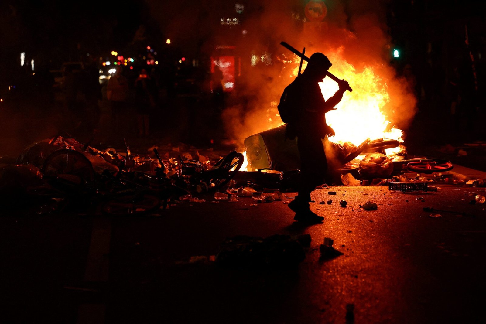 VÍDEO: Galerias Lafayette são saqueadas durante protestos na França