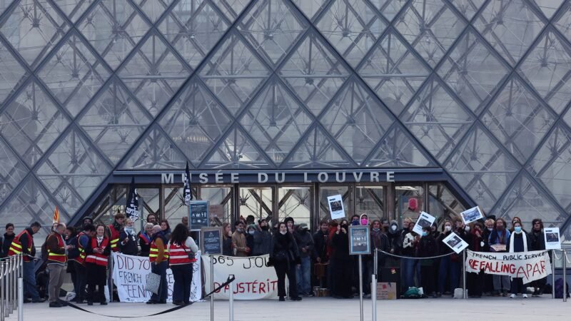 Cidades na França decretam toque de recolher em meio a onda de protestos que já dura um mês