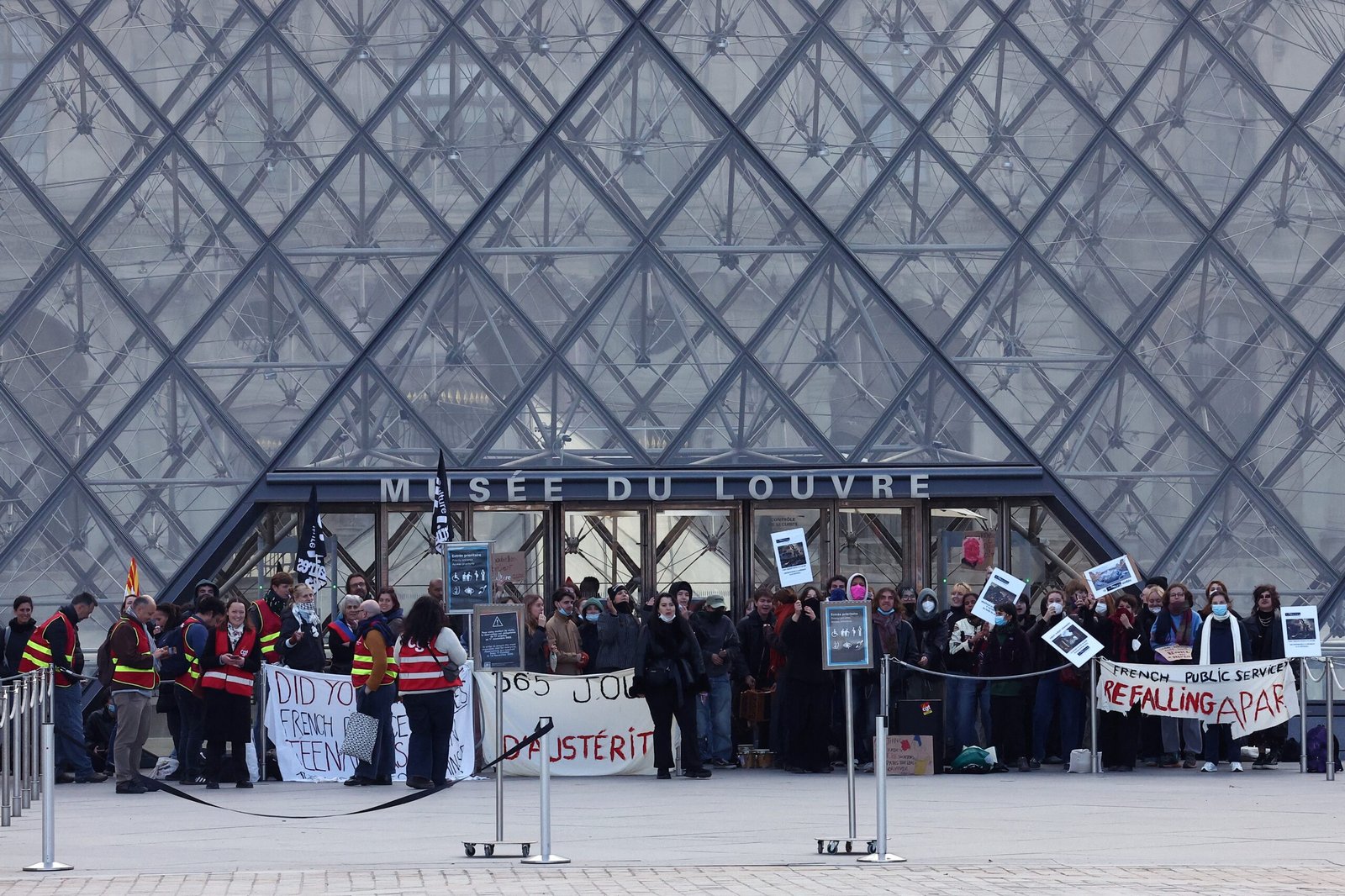 Cidades na França decretam toque de recolher em meio a onda de protestos que já dura um mês