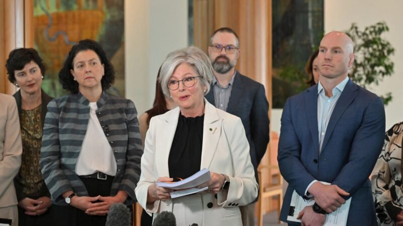 Deputada australiana tem as duas pernas amputadas após ser atropelada perto de gabinete