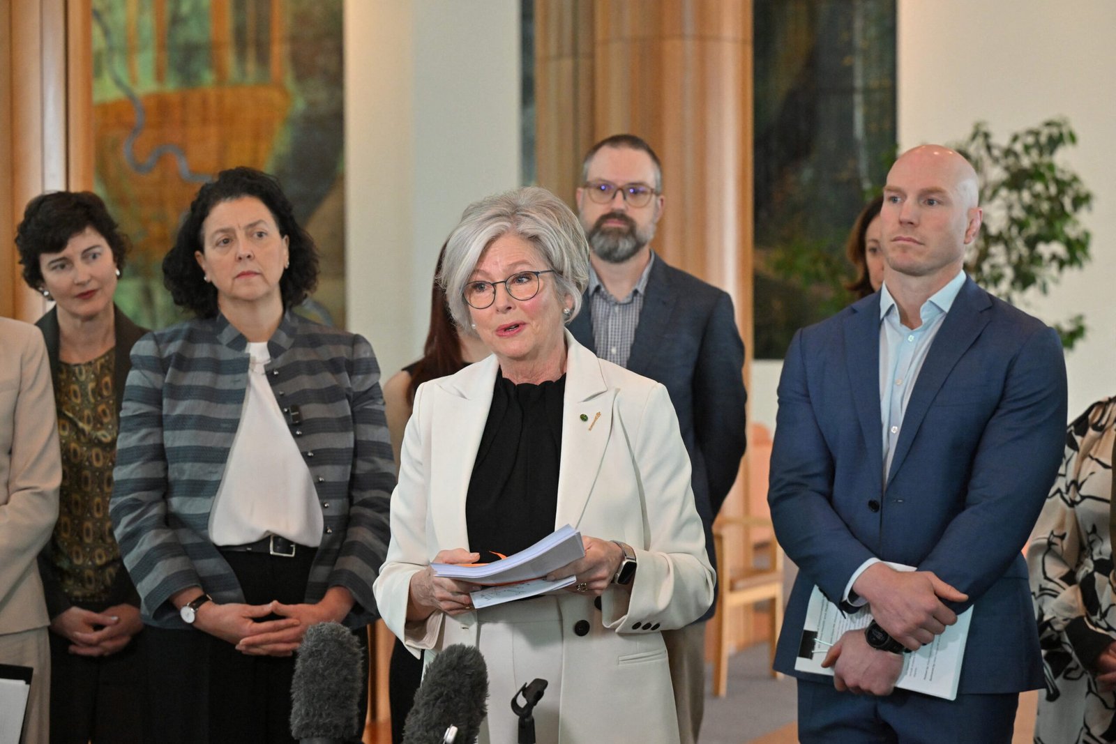 Deputada australiana tem as duas pernas amputadas após ser atropelada perto de gabinete