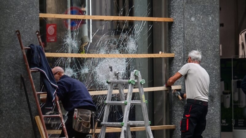 Lojas são saqueadas durante protestos em Milão e polícia italiana detém centenas em fim de semana de manifestações