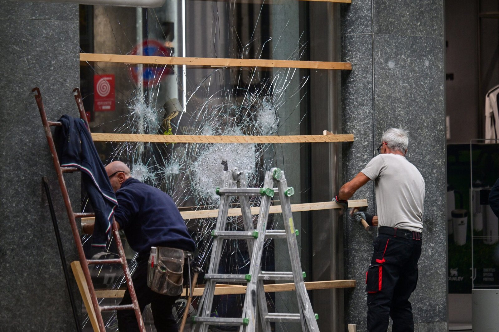 Lojas são saqueadas durante protestos em Milão e polícia italiana detém centenas em fim de semana de manifestações
