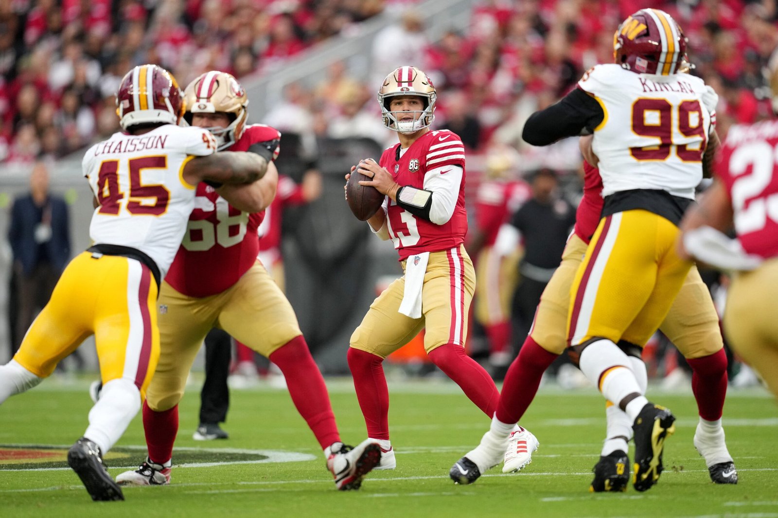 NFL: Quarterback quebra recorde, 49ers vencem Commanders com susto e mantêm invencibilidade