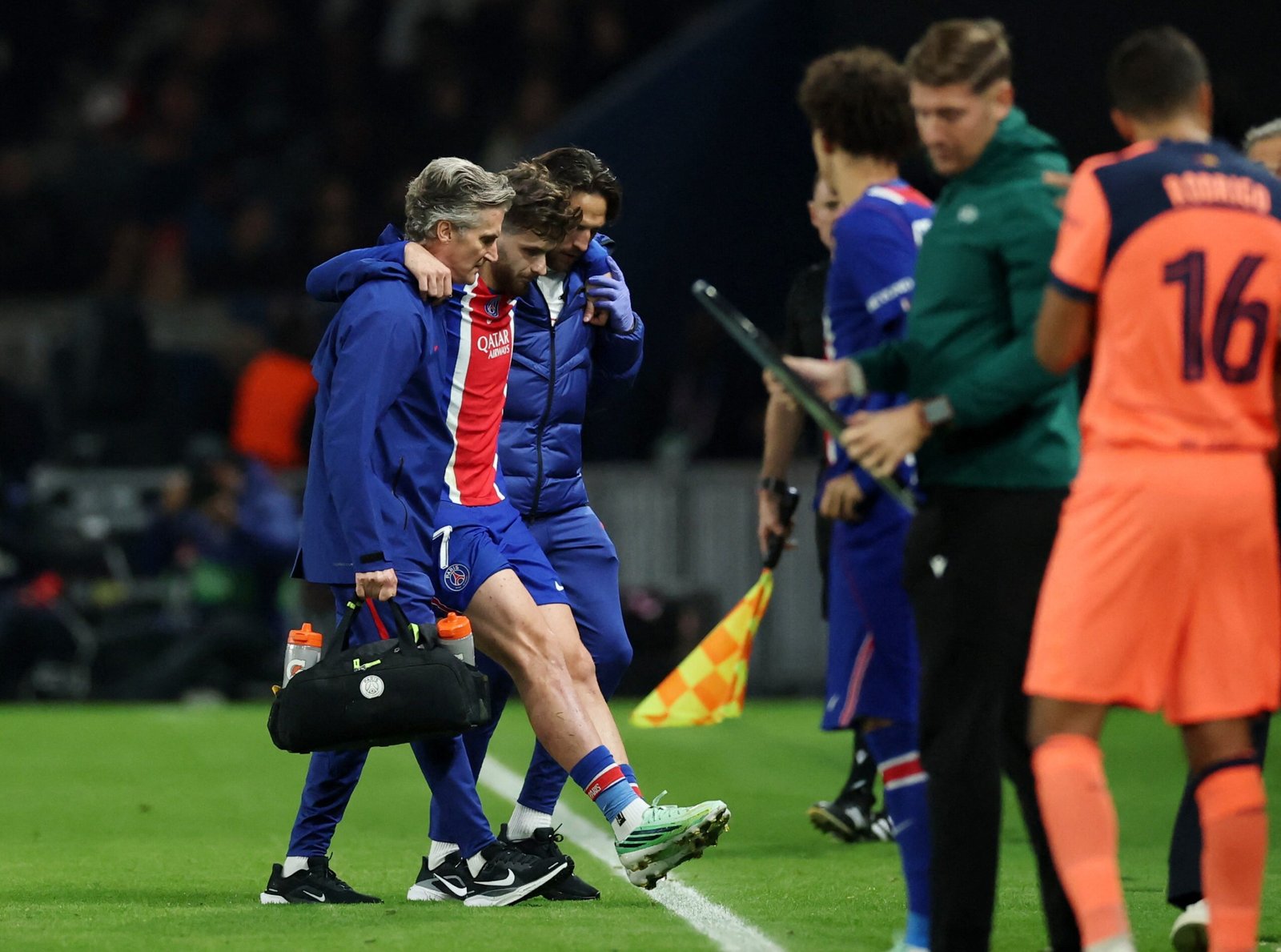 Drama no PSG: Kvaratskhelia rompe ligamento cruzado do joelho e passará por cirurgia